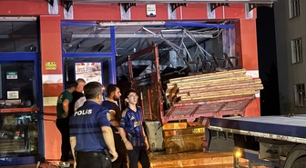 Konya'da kamyonun markete girdiği kazada sürücü ağır yaralandı