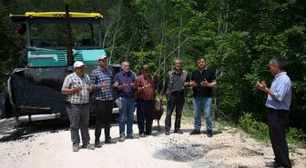 Köy yolları asfaltlanan vatandaşlar şükür kurbanı kesti