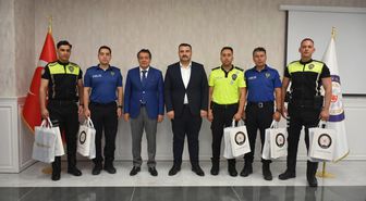 LGS'ye geç kalma riski yaşayan öğrenciyi sınava yetiştiren polislere ödül
