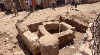 Mardin'de parke taşı döşeme çalışmaları sırasında tarihi taş bloklar bulundu