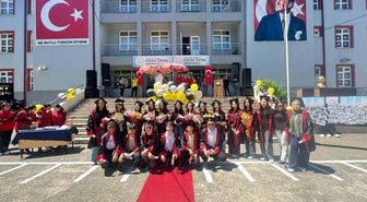 Öğrencilerin mezuniyet sevinci