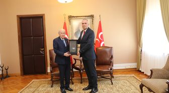 Özel Harekat Başkanı Hayal, Bahçeli'ye Şehit Toprağı ve Kudüs Tablosu Hediye Etti