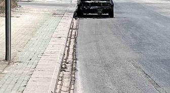 Yol kenarına bırakılan yanmış araç dikkat çekiyor