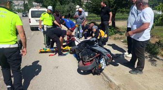 Yol kenarında duran motosiklete araç çarptı: 1 yaralı