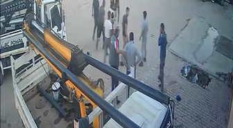 Yumruk, tokat ve tekmelerin havada uçuştuğu kavga kamerada