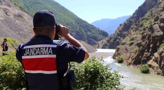 Artvin'in Şavşat Deresi'nde kayıp baba ve oğlunu arama çalışmaları sürüyor