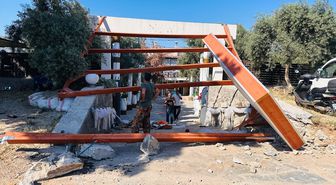 Bodrum'da iş yeri tabelası ve ağaca çarpan otomobildeki 2 kişi yaralandı