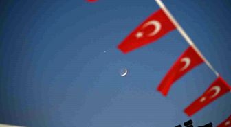 Demirci semalarında mest eden görüntü: Hilal ve yıldız yan yana