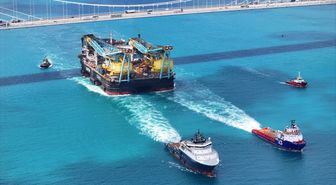 Dev vinç gemisi 'Saipem 7000' İstanbul Boğazı'ndan geçti