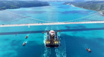 Dev vinç gemisi 'Saipem 7000' İstanbul Boğazı'ndan geçti