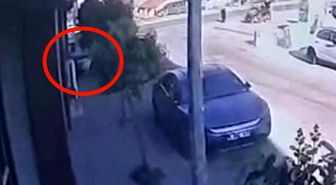 Ehliyetsiz gencin kullandığı otomobil motosiklet mağazasına daldı: 2,3 milyonluk zarar meydana geldi