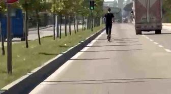 Elektrikli scooter üzerinde tehlikeli yolculuk kamerada