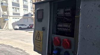 Eskişehir'de kapağı açık bırakılan elektrik panosu korkutuyor