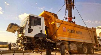 Hafriyat kamyonu refüje girdi, trafik felç oldu