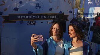 İkiz kardeşler Aleyna ve İlayda hemşirelik fakültesinden birlikte mezun oldu