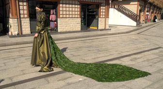 İranlı öğrenciden 5 bin çay yapraklı elbise