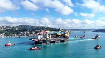 İstanbul Boğazı'ndan geçen dev vinç gemisi havadan görüntülendi