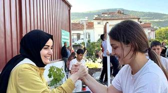 Kaymakam Kılıç çocuklarla bilek güreşi yaptı
