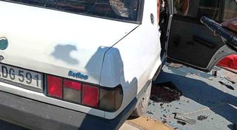 Kocaeli'de kaldırıma çarpan otomobilin sürücüsü yaralandı