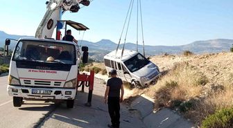 Levhaya çarpıp yoldan çıkan araçtakiler yara almadan kurtuldu