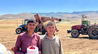 Mercimek tarlasında kavurucu sıcak altında doğum günü sürprizi