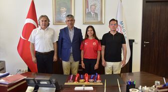 Milli okçu Hazal Burun, Rektör Kaçar'ı ziyaret etti