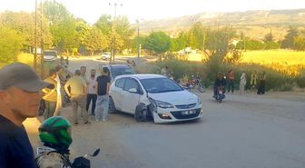 Otomobil elektrik direğine çarptı: 5 yaralı