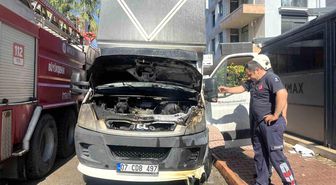 Park halindeki nakliye kamyonunda motor yangını