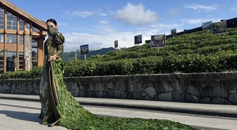 Rize'de öğrenci 5 bin çay yaprağıyla elbise tasarladı