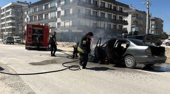 Seyir halindeki otomobil yandı