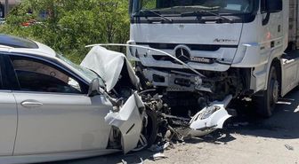 Kafa kafaya çarpıştılar! Lüks otomobilden geriye hurda yığını kaldı