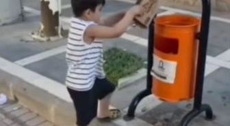 Sokaktaki çöpleri toplayıp kutuya atan minik Aras'a belediyeden hediye