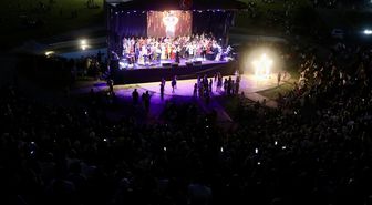 Trabzon'da öğretmenlerden oluşan 'Seksenler Doksanlar' adlı müzik grubu konser verdi