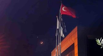 Türk bayrağı ile ay ve yıldız aynı karede