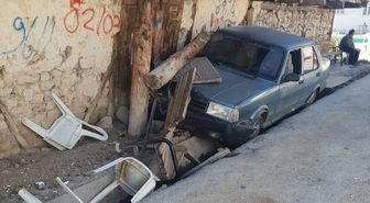 Uşak'ta bankta oturan 2 kişi otomobilin çarpması sonucu yaralandı