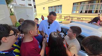 Vedat Muriqi'e Prizren'de öğrencilerden büyük ilgi