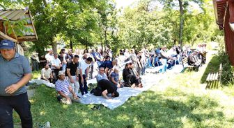 Yardım için durduğu emniyet şeridinde otomobil çarpmıştı, son yolculuğuna uğurlandı