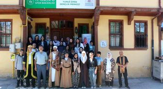 Yunus Emre'nin hayatı açık havada tiyatro oyunuyla sahnelendi