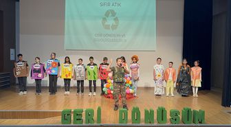 Akyazı'da ortaokul öğrencilerinden sıfır atık, geri dönüşüm ve sürdürülebilirlik temalı drama