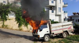 Alanya'da park halindeki kamyonet yandı