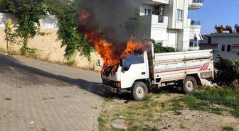 Alanya'da park halindeki kamyonette çıkan yangın söndürüldü