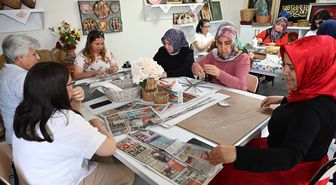 Atık kağıtlar kadınların elinde dekoratif ürünlere dönüşüyor
