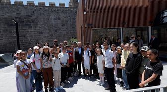 Başkan Büyükkılıç, tarihi Kayseri Kalesi'nde çocuklar ve vatandaşlarla buluştu