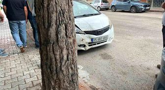 Burdur'da Otomobil Ağaca Çarptı: 1 Yaralı