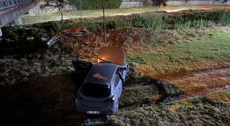 Bursa'da dere yatağına düşen otomobilin sürücüsü yaralandı