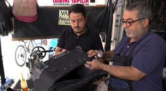Dede mesleği ayakkabı tamirciliğini 88 yıldır sürdürüyorlar