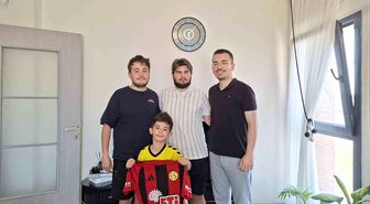 Eskişehirspor'un minik kahramanına Üni Nefer'den anlamlı ziyaret