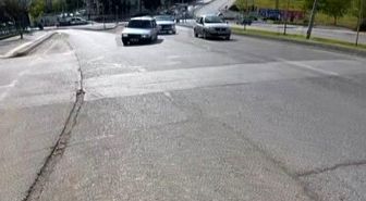 Gaziantep'te trafikte ilginç görüntü: Seyir halindeki otomobilin lastiği yerinden çıktı