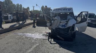 Hakkari'de kamyon ile minibüsün çarpıştığı kazada 2 kişi öldü, 3 kişi yaralandı
