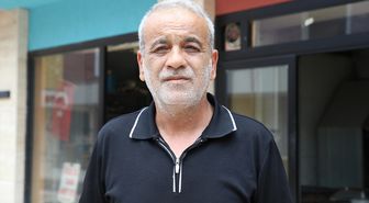 Hatay'da sahipsiz köpeklerin kediye saldırdığı anlar güvenlik kamerasında